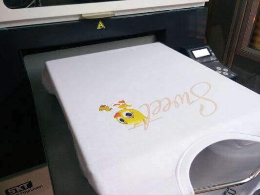 งานสกรีนดิจิตอลบนเสื้อขาว